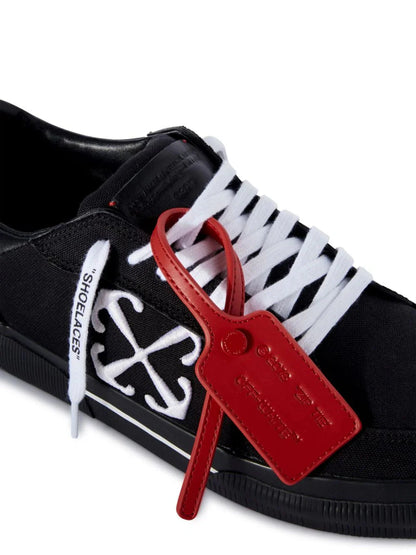 Vulcanized contrasting-tag canvas sneakers